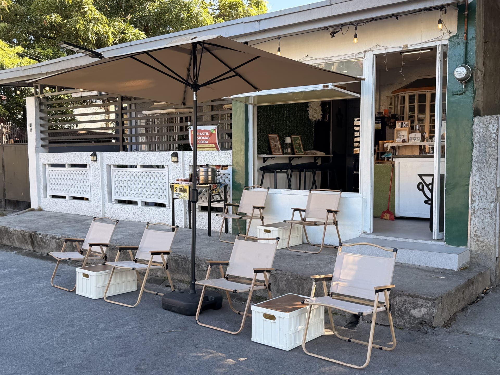 Outdoor seating at the Inokuchi store front